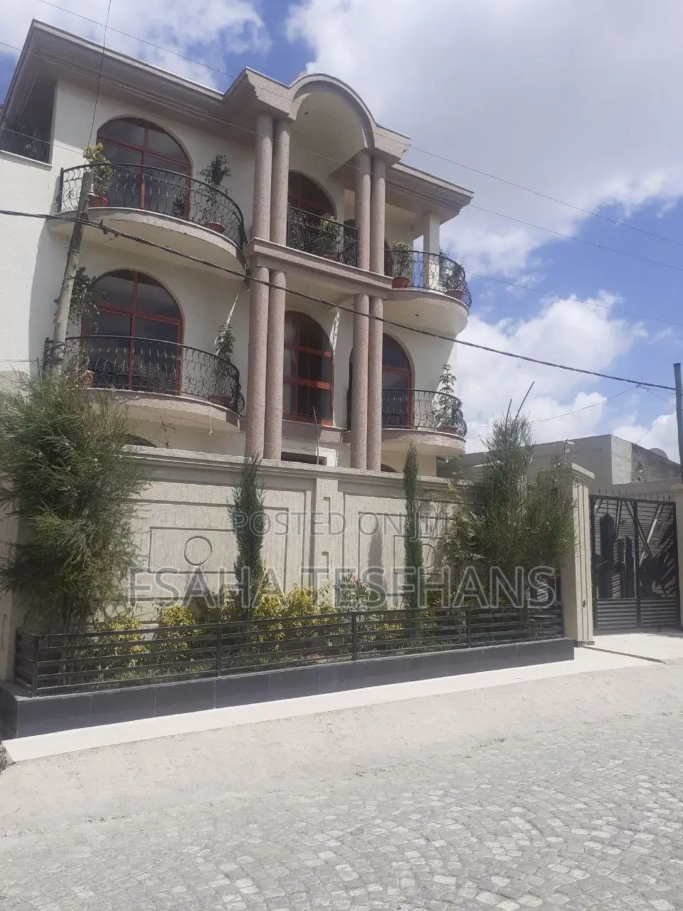 Furnished 5bdrm House in G+2 House, Yeka for rent