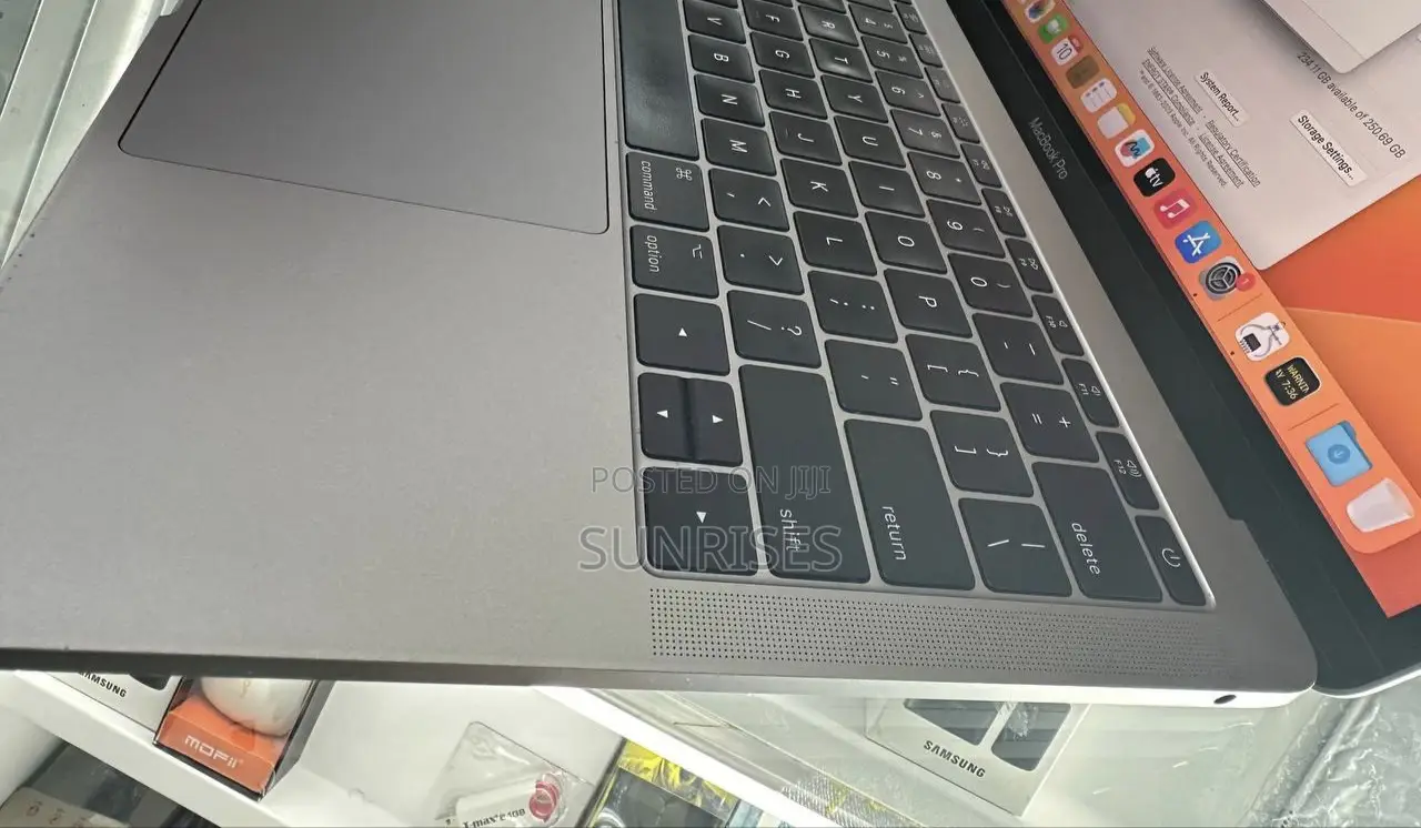 New Laptop Apple MacBook Pro 2017 8GB Intel Core I5 SSD 256GB