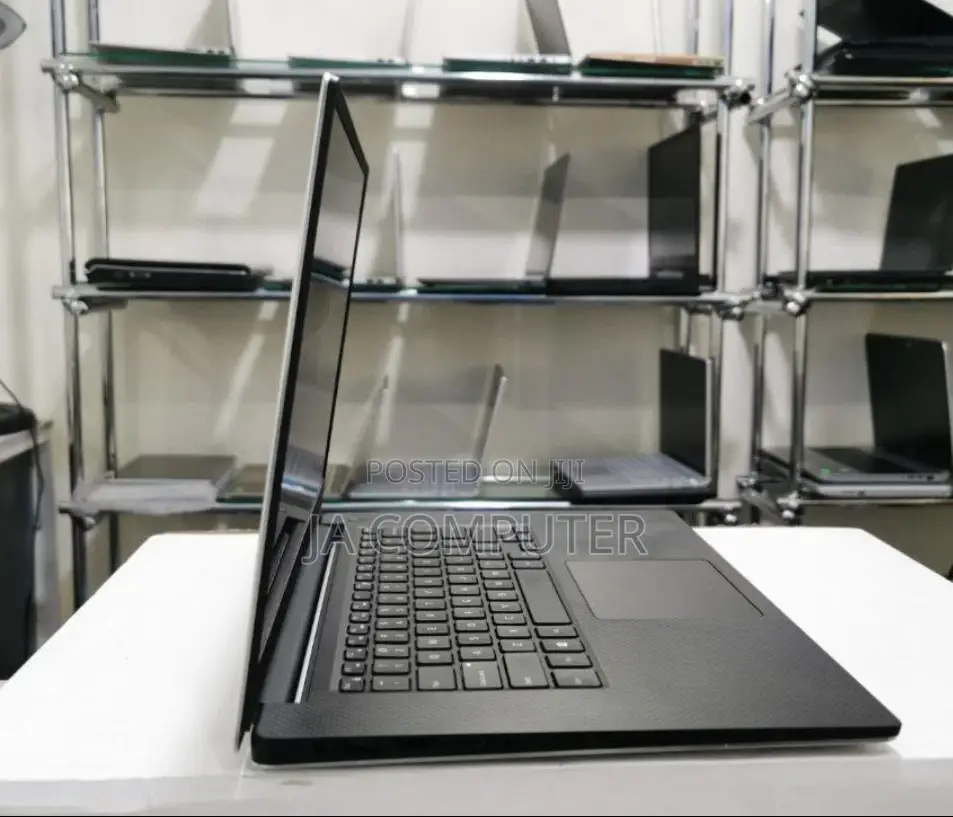 New Laptop Dell Precision 5520 16GB Intel Core I7 SSD 512GB