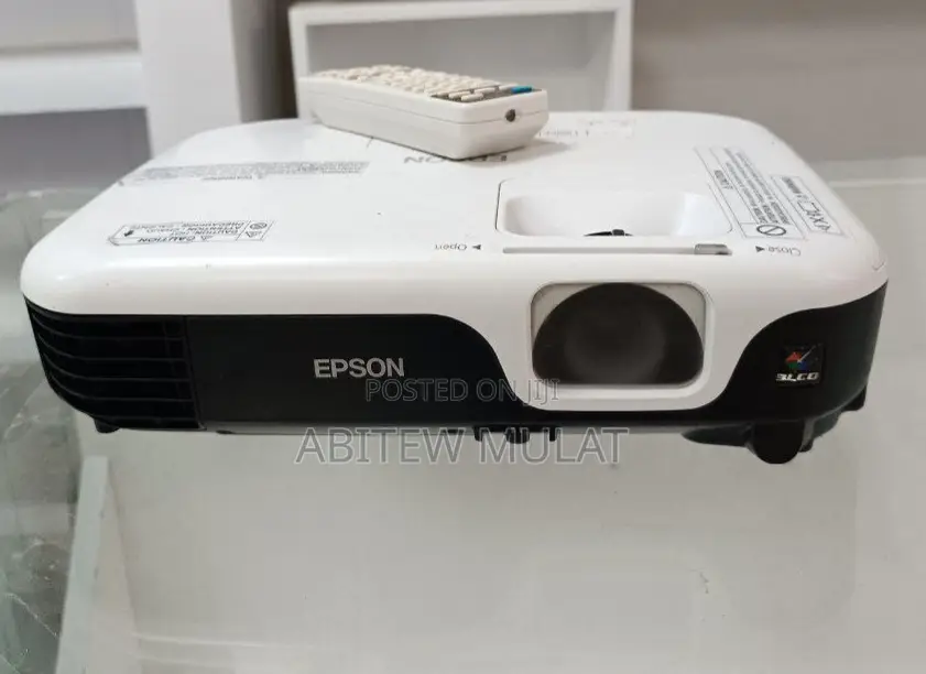 Used Epson VS210 Projector With Remote 
Resolution Maximum