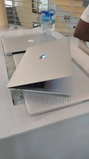 New Laptop Apple MacBook 2020 8GB Intel Core I5 SSD 256GB