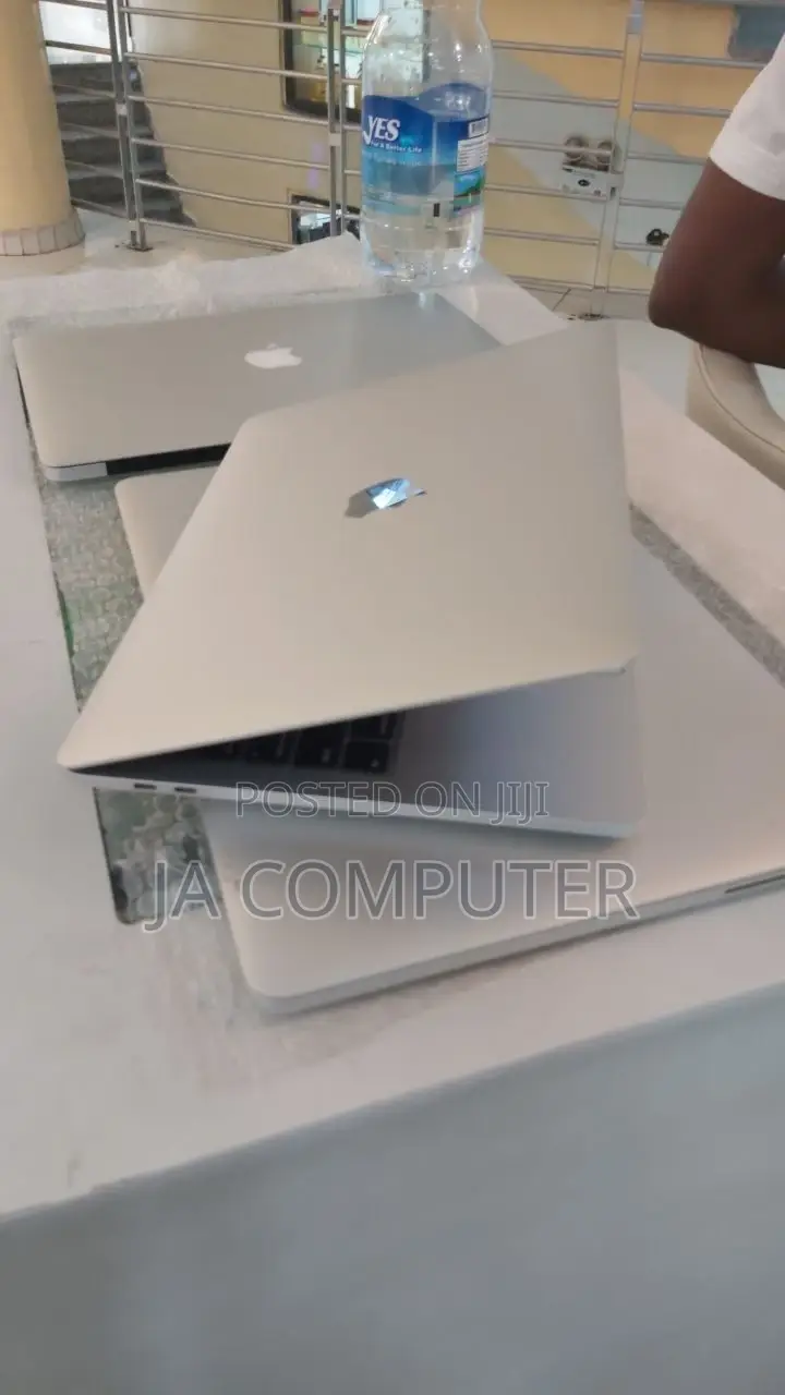 New Laptop Apple MacBook 2020 8GB Intel Core I5 SSD 256GB