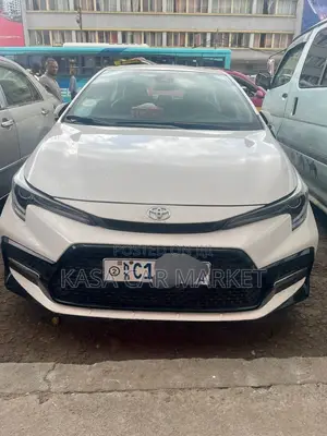 Photo - Toyota Corolla XLE 2021 White