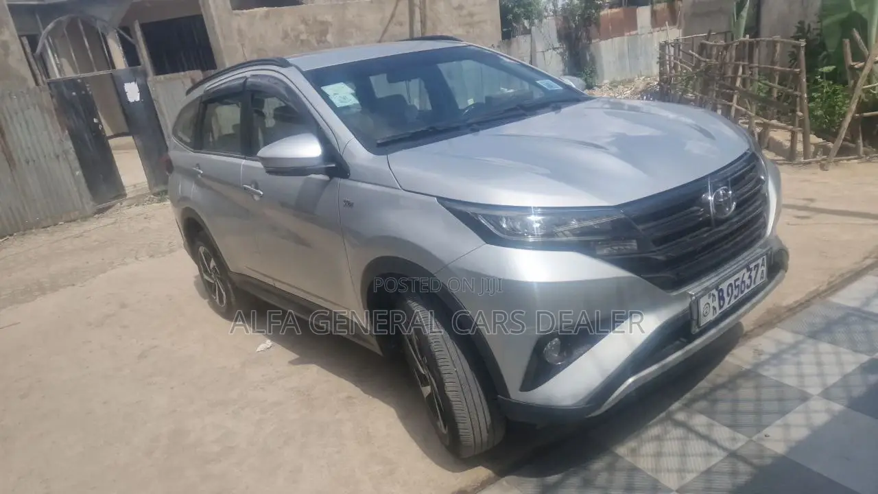 Toyota Rush 2023 Silver