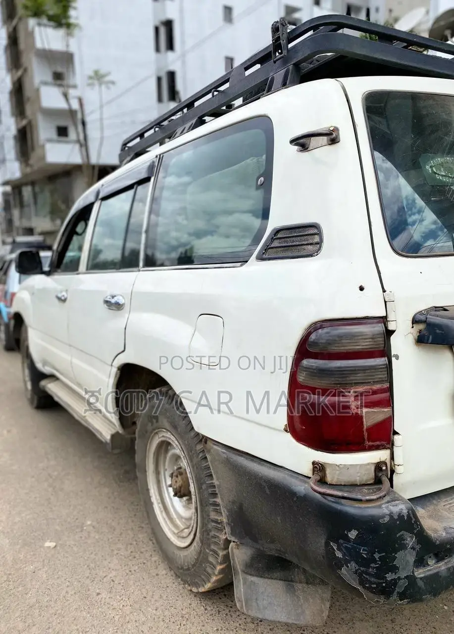 Toyota Land Cruiser 2000 White
