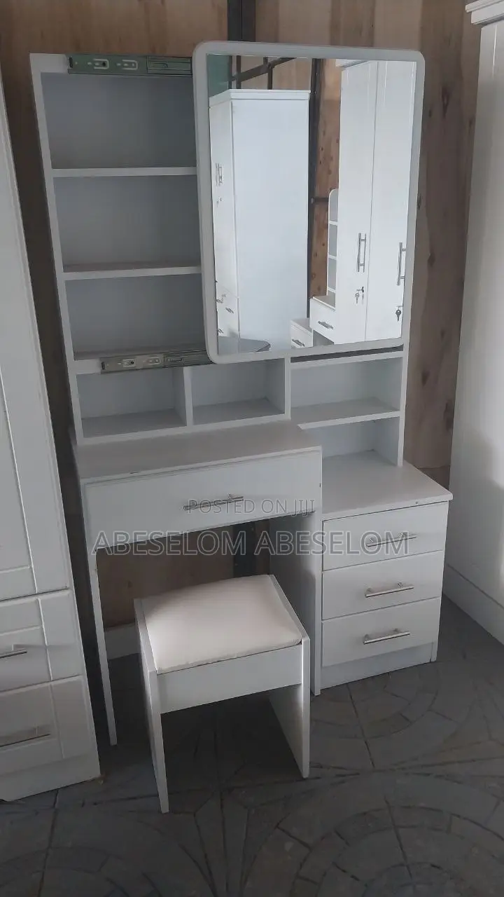 መዋቢያ ድሬሲንግ ቴብል