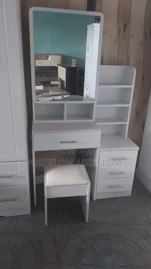 መዋቢያ ድሬሲንግ ቴብል