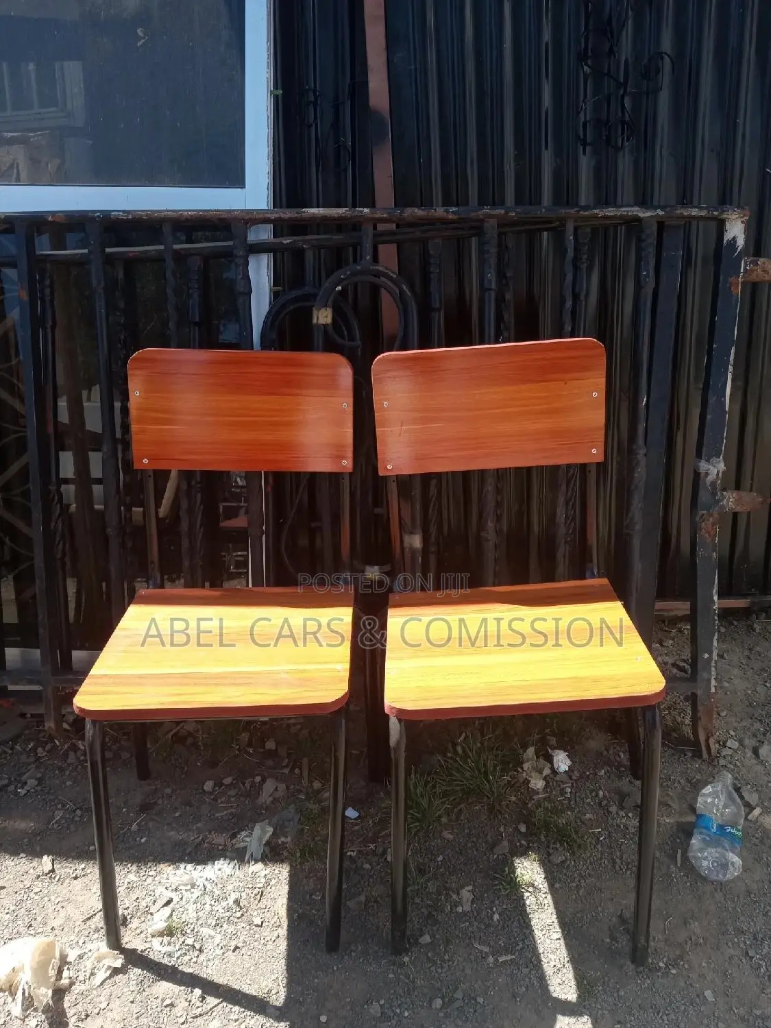 አዲስ ደረጃቸወን የጠበቁ ወንበሮች