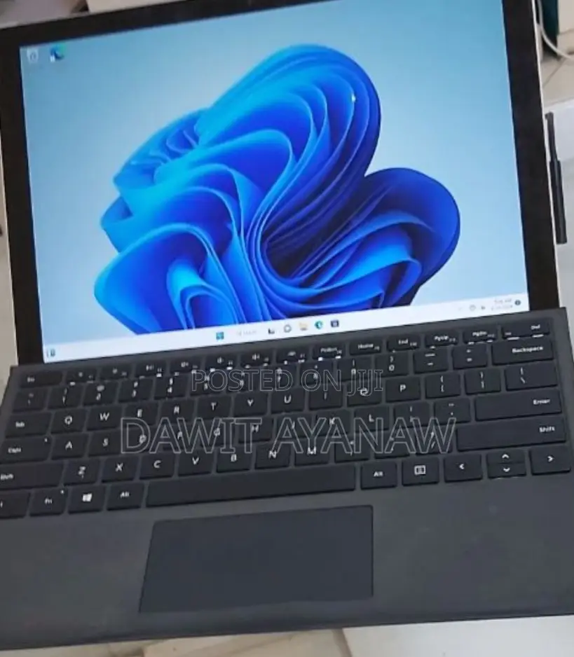 New Laptop Microsoft Surface 8GB Intel Core I5 SSD 128GB
