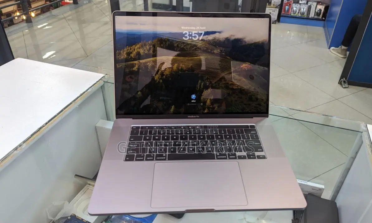 New Laptop Apple MacBook Pro 2019 16GB Intel Core I7 SSD 512GB
