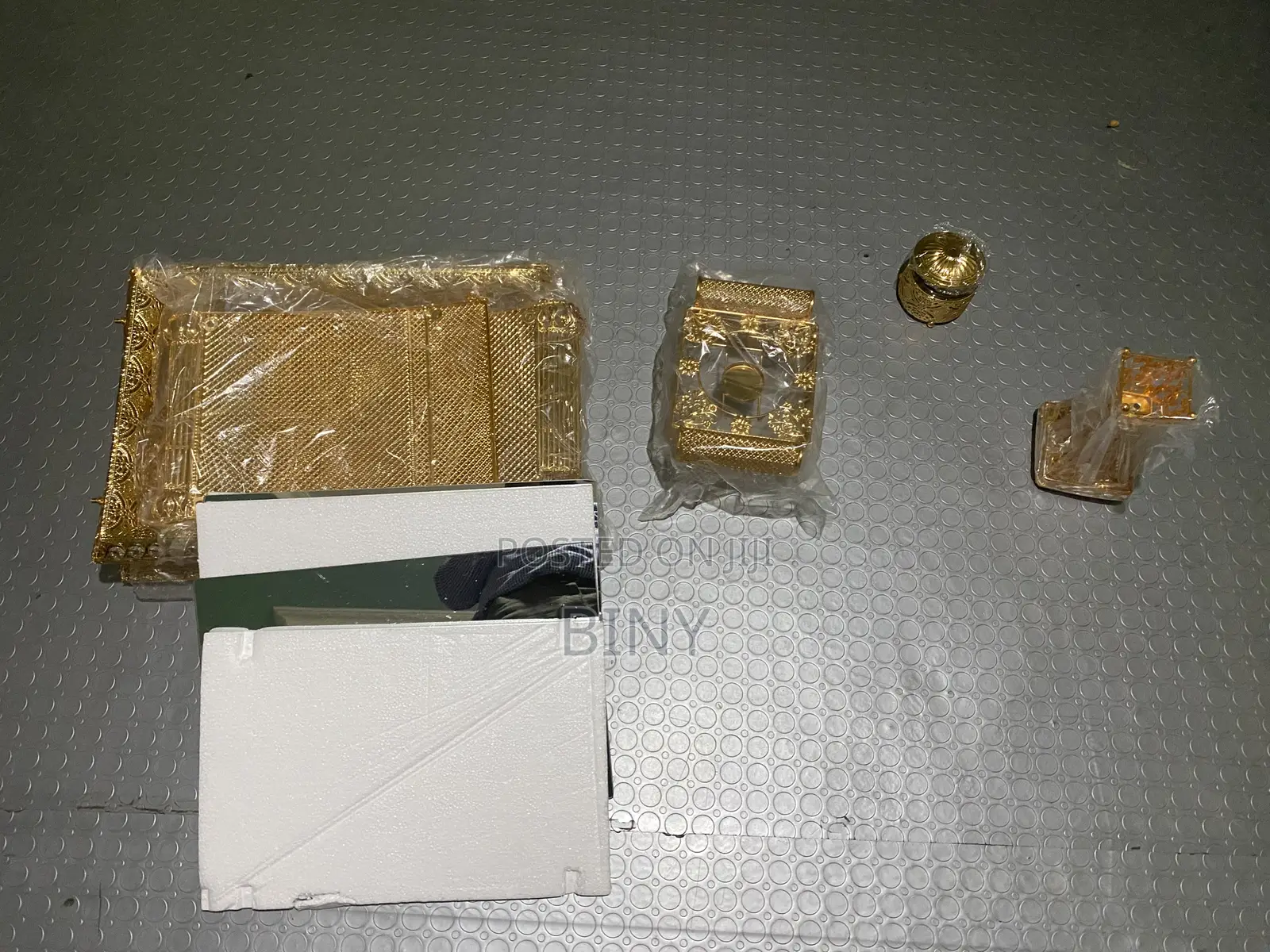 ስኒ ማስቀመጫ ወርቃማው ረከቦት