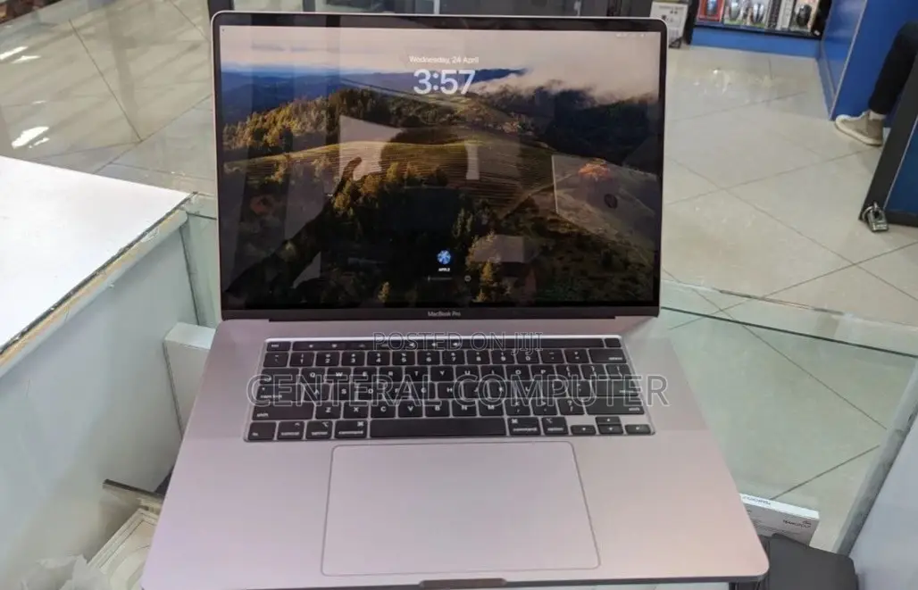 New Laptop Apple MacBook Pro 2019 16GB Intel Core i7 SSD 512GB