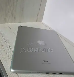 New Apple iPad 9.7 64 GB Silver