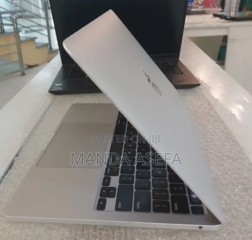 New Laptop Apple MacBook Pro 2020 8GB Intel Core I5 SSD 256GB