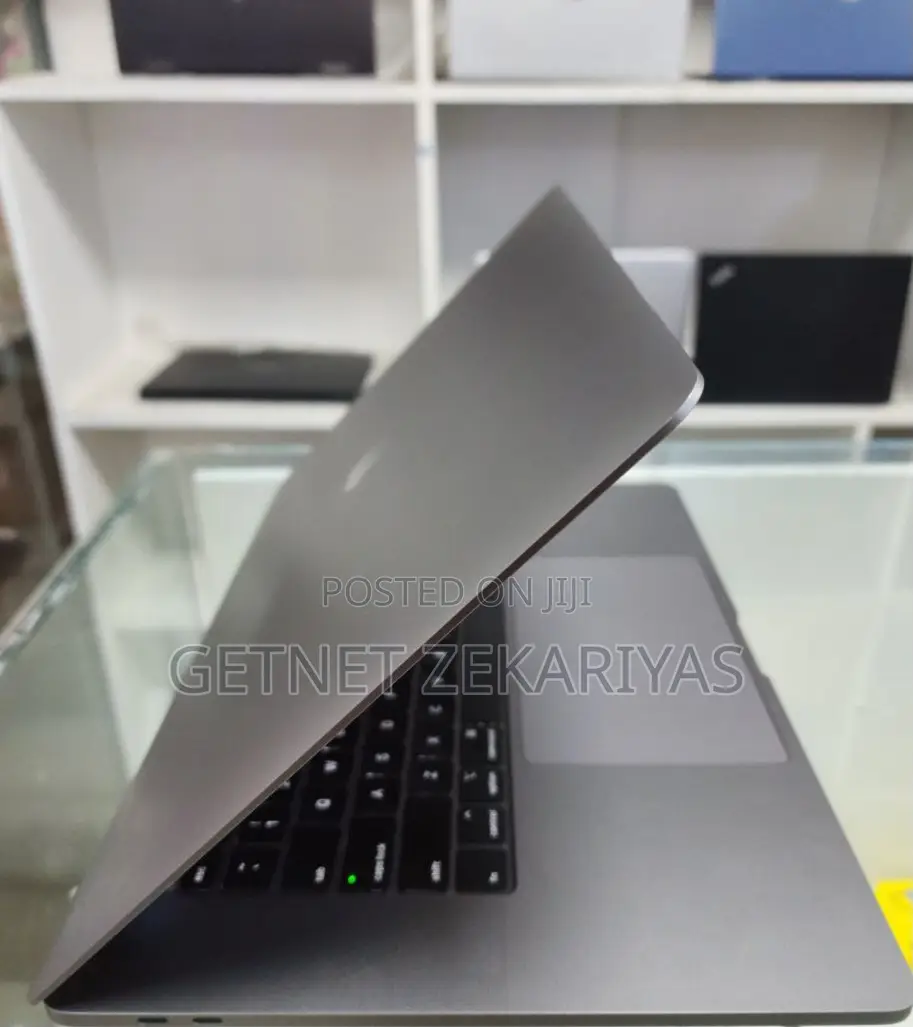 New Laptop Apple MacBook Pro 2019 16GB Intel Core I7 SSD 512GB