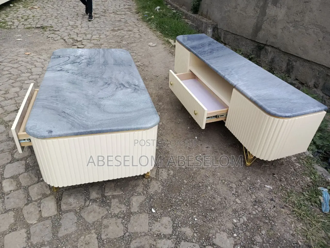 በ ኢፖክሲ የተሰሩ ቲቪ እስታንድ እና ጠረጴዛ