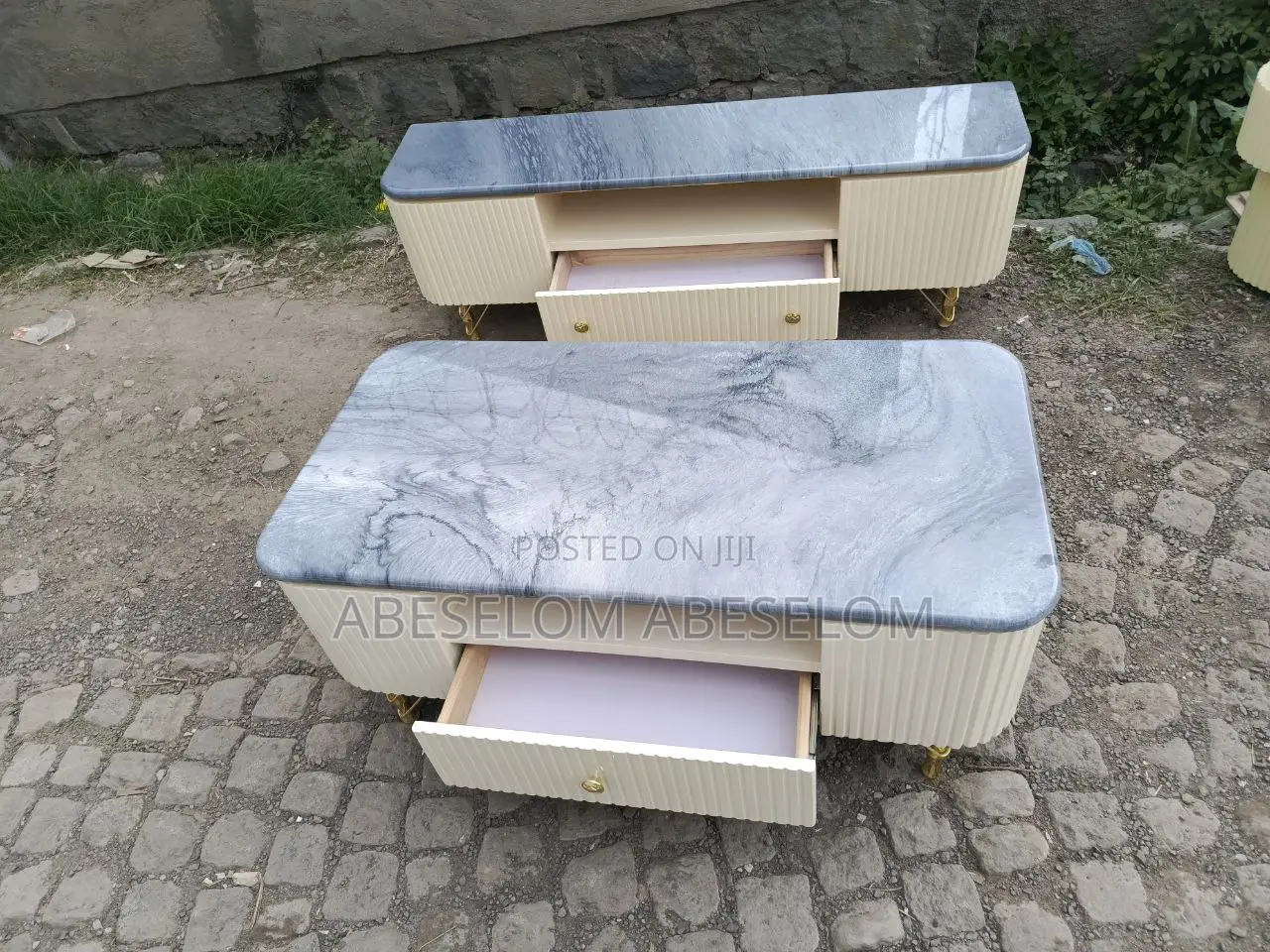 በ ኢፖክሲ የተሰሩ ቲቪ እስታንድ እና ጠረጴዛ