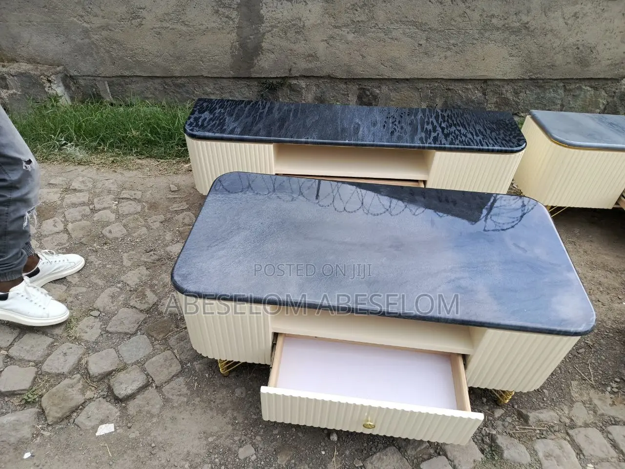 በ ኢፖክሲ የተሰሩ ጠረጴዛ እና ቲቪ እስታንድ