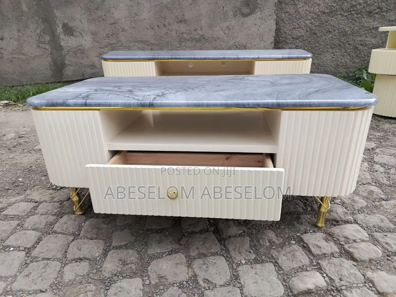 በ ኢፖክሲ የተሰሩ ጠረጴዛ እና ቲቪ እስታንድ