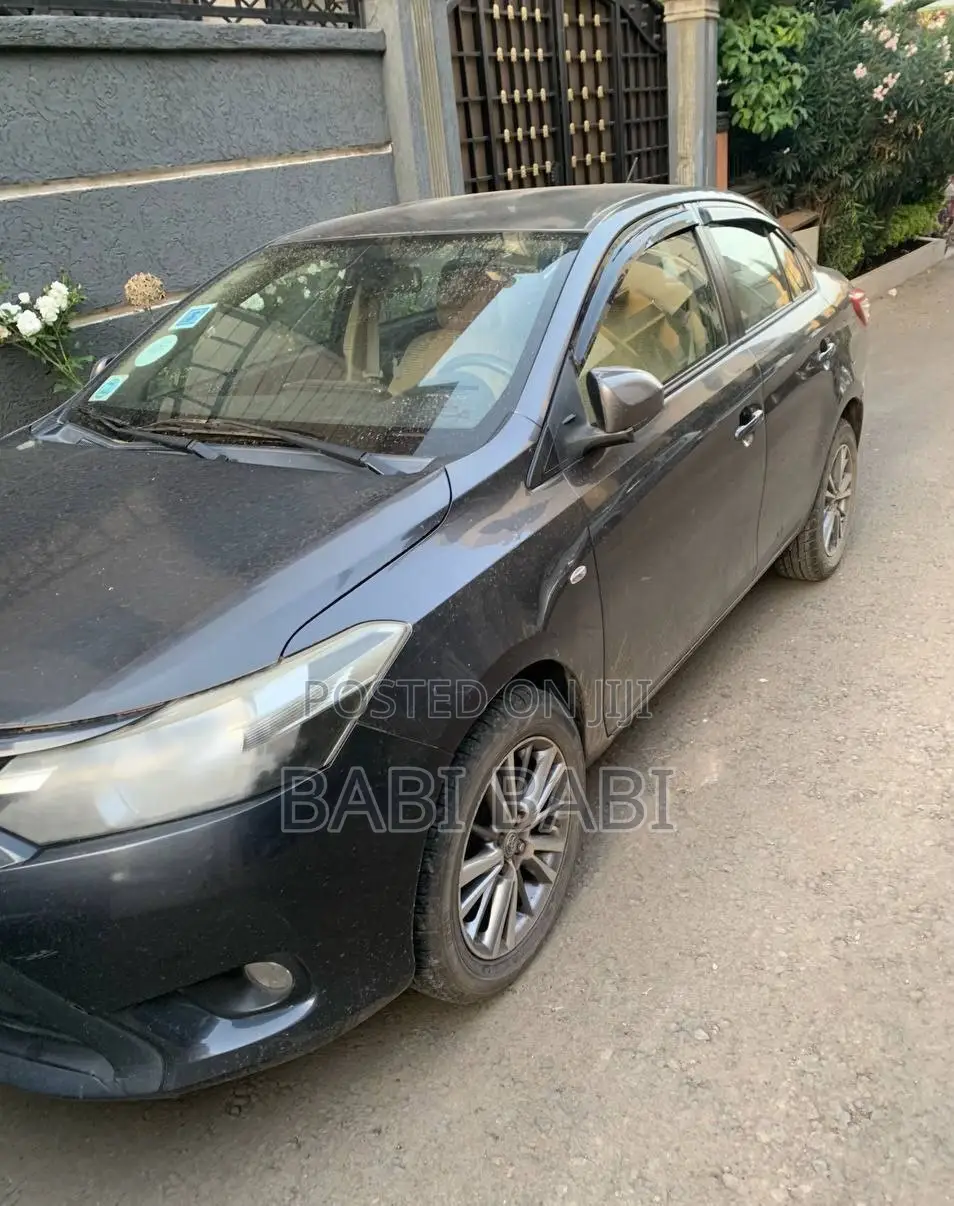 Toyota Yaris 2016 Gray