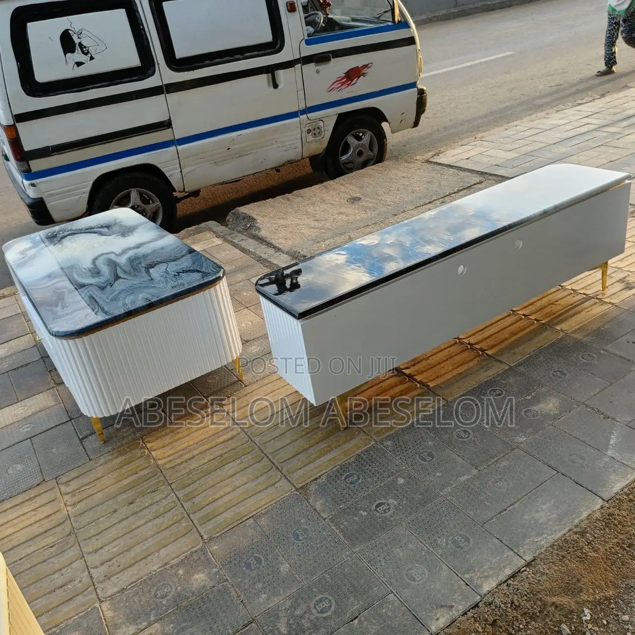 በ ኢፖክሲ የተሰሩ ቲቪ እስታንድ እና ጠረጴዛ