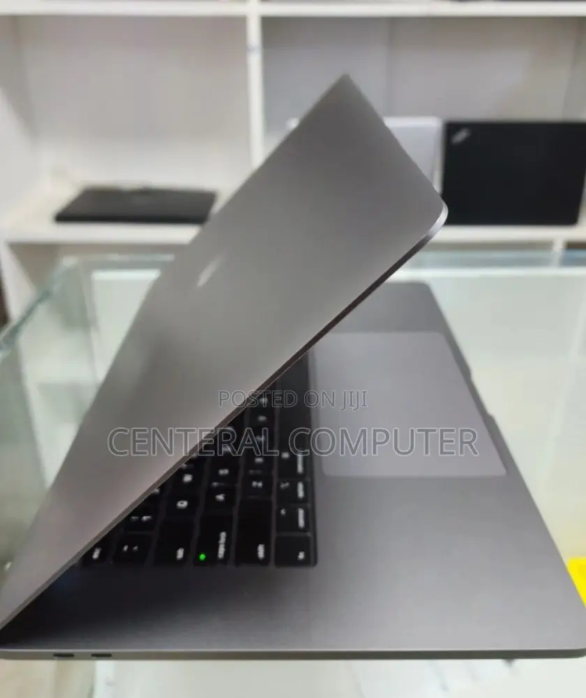 New Laptop Apple MacBook Pro 2019 16GB Intel Core I7 SSD 512GB