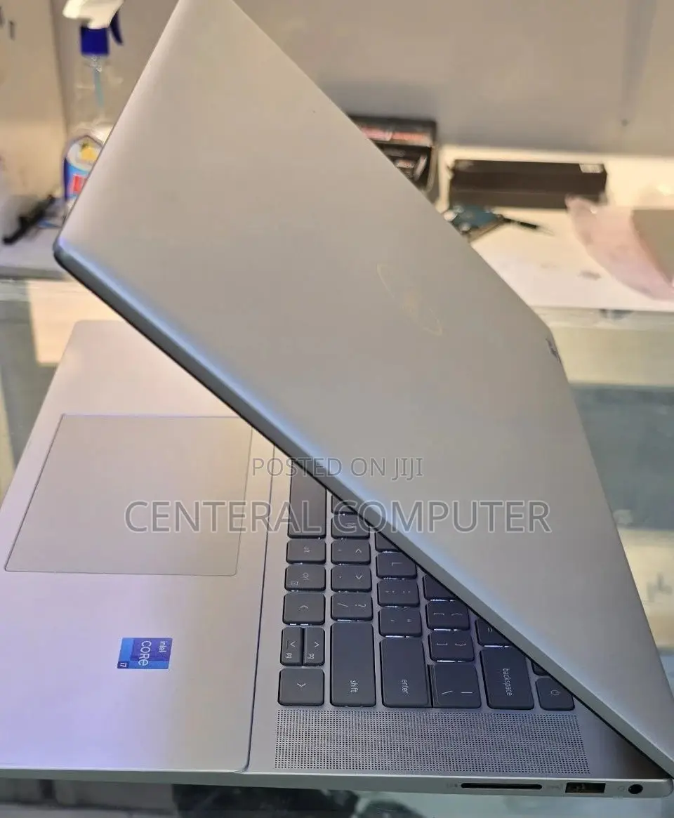 New Laptop Dell Inspiron 16 5620 16GB Intel Core I7 SSD 512GB