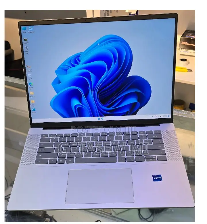 New Laptop Dell Inspiron 16 5620 16GB Intel Core I7 SSD 512GB