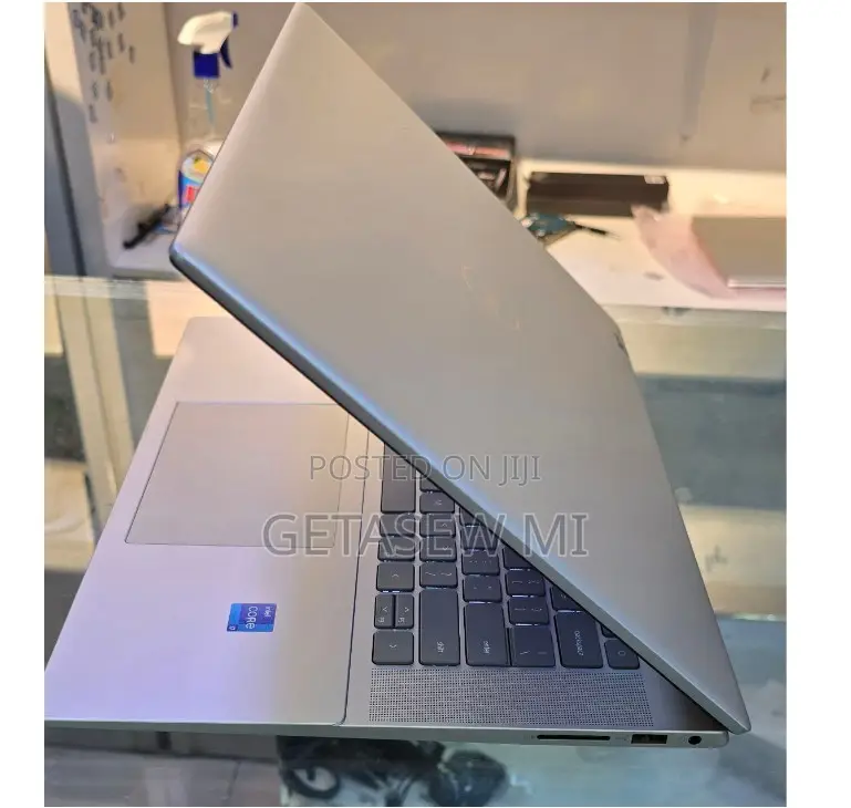 New Laptop Dell Inspiron 16 5620 16GB Intel Core I7 SSD 512GB