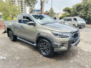 Photo - Toyota Hilux 2021 Brown