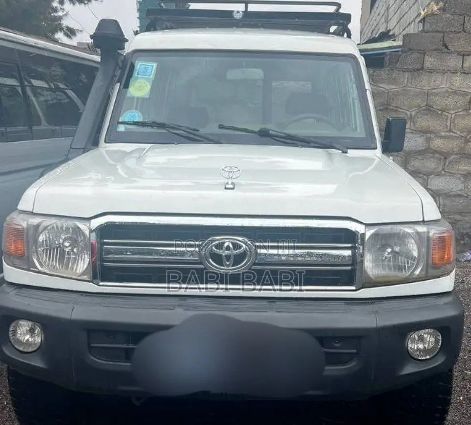 Toyota Land Cruiser 2011 White