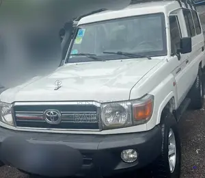 Toyota Land Cruiser 2011 White