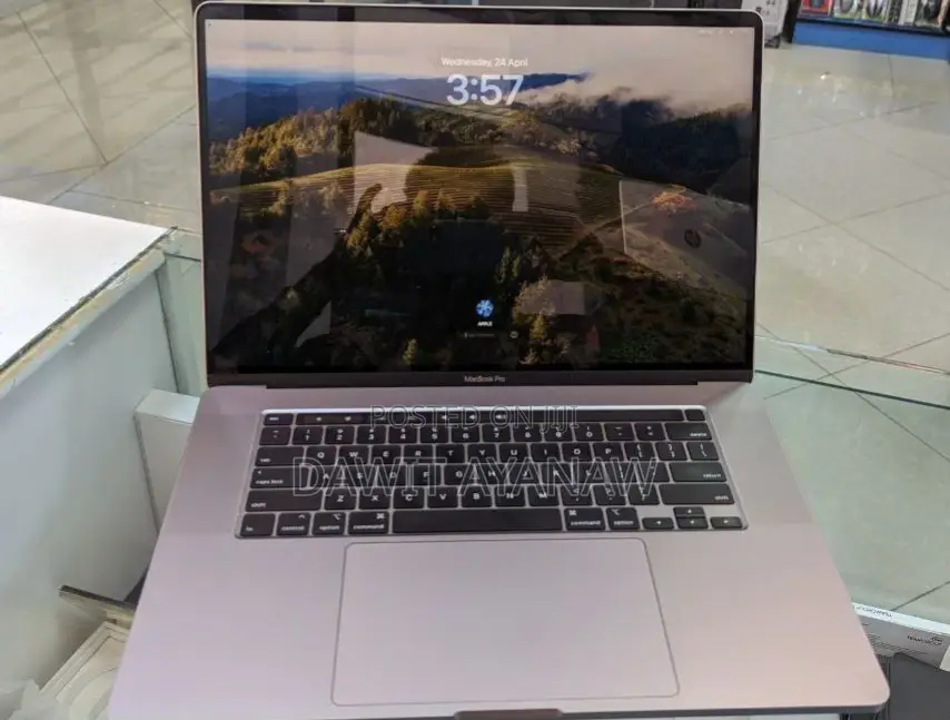 New Laptop Apple MacBook Pro 2019 32GB Apple M1 SSD 1T