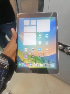 Photo - New Apple iPad 10.2 (2020) 64 GB Gray
