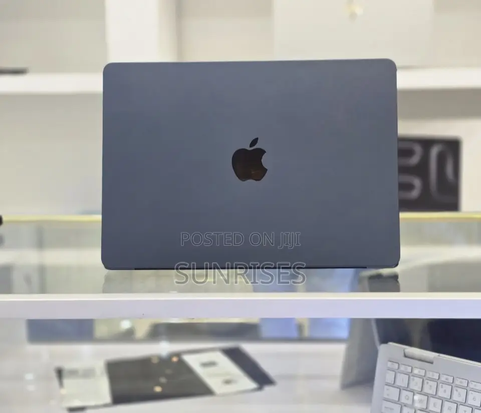 New Laptop Apple MacBook Air 2022 M2 16GB Apple M2 SSD 512GB