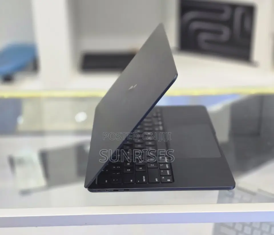 New Laptop Apple MacBook Air 2022 M2 16GB Apple M2 SSD 512GB