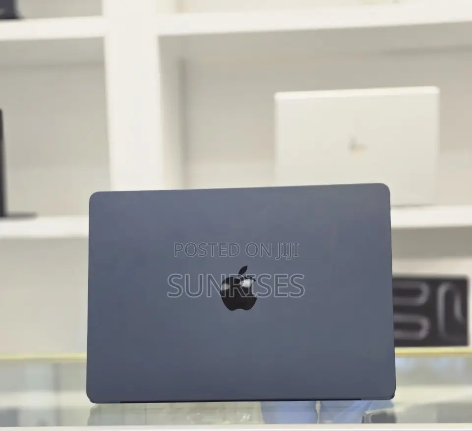 New Laptop Apple MacBook Air 2022 M2 16GB Apple M2 SSD 512GB