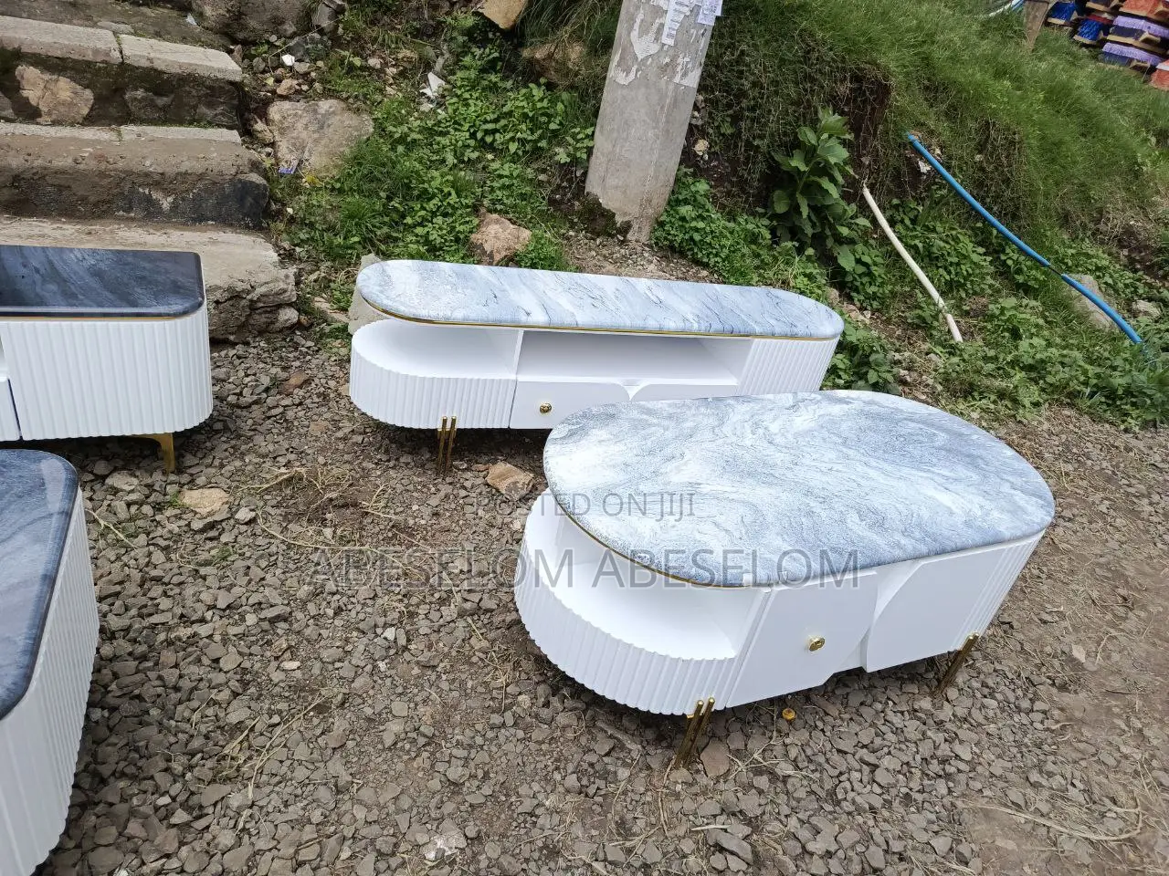 በ ኢፖክሲ የተሰሩ ቲቪ እስታንድ እና ጠረጴዛ