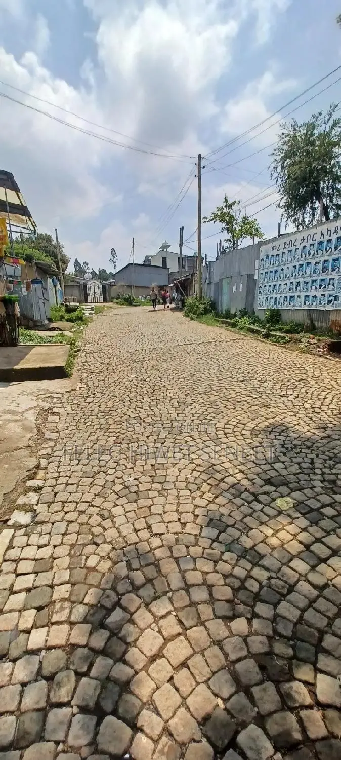 የሚሸጥ 250ካሬ ሜ የድሮ ቪላ ቤት