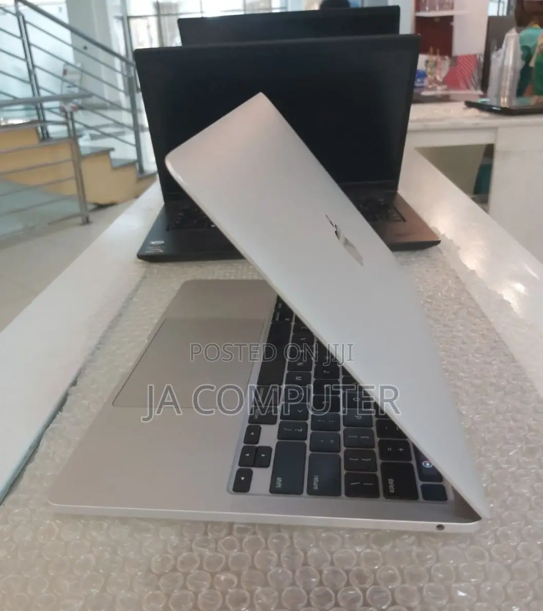 New Laptop Apple MacBook Pro 2020 8GB Intel Core I5 SSD 256GB