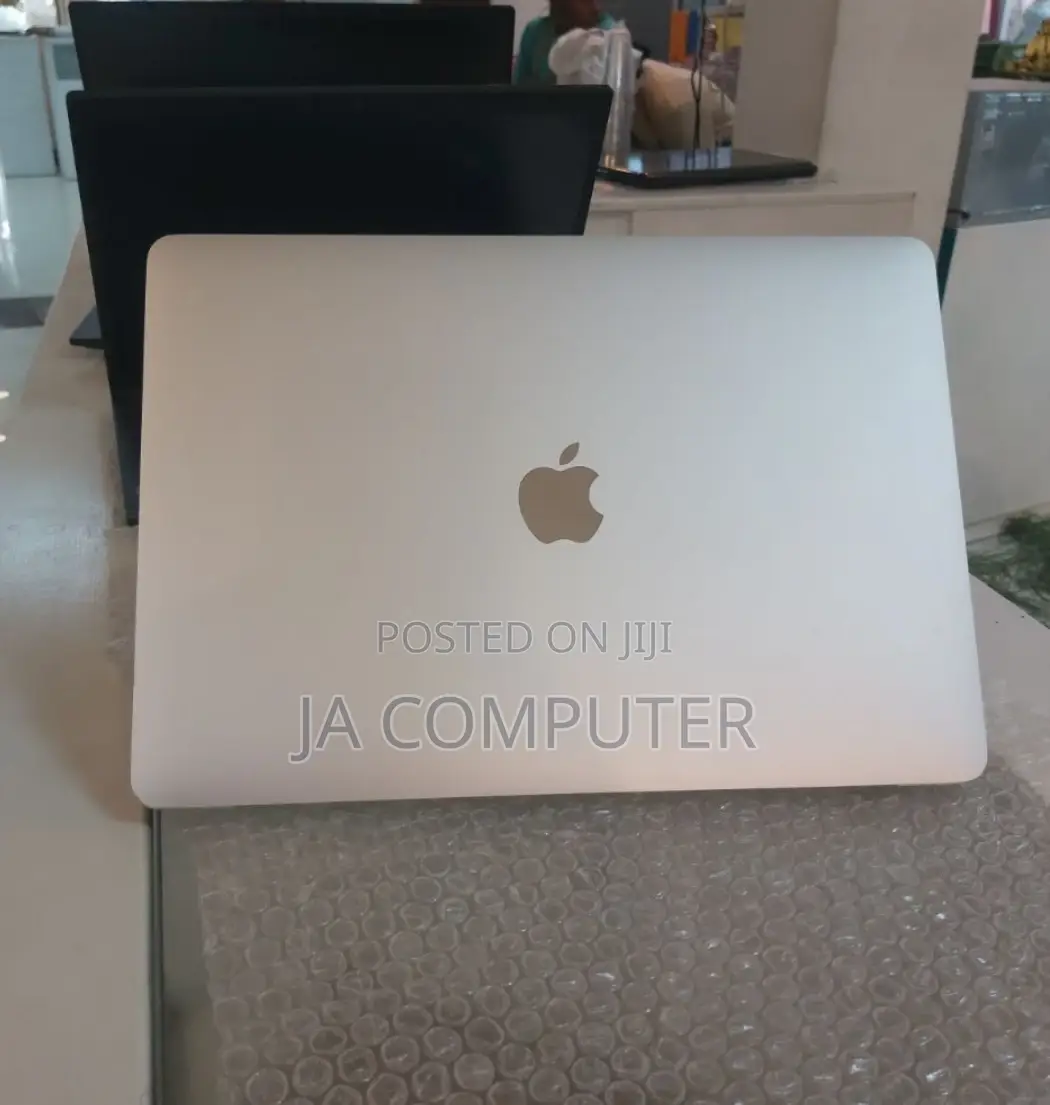 New Laptop Apple MacBook Pro 2020 8GB Intel Core I5 SSD 256GB