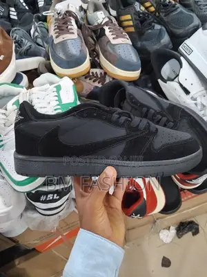 Photo - Air Jordan 1 Low Travis Scott Black Phantom