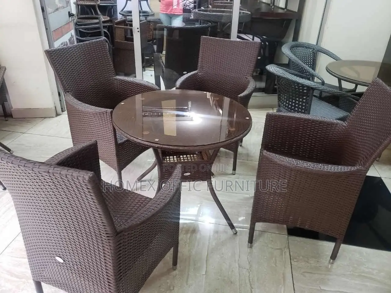 Garden Round Table and Chairs የጋርደን ጠረጴዛ እና ወናበር