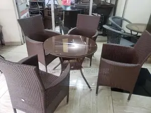 Garden Round Table and Chairs የጋርደን ጠረጴዛ እና ወናበር