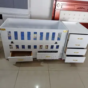 የልጅ አልጋ ከነፍራሹ