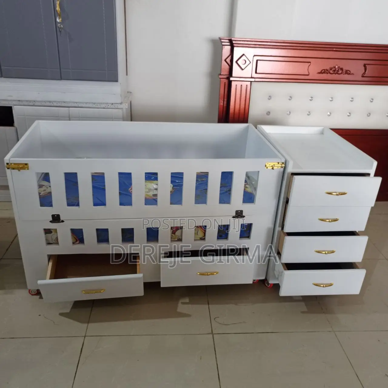 የልጅ አልጋ ከነፍራሹ