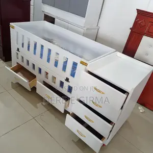 የልጅ አልጋ ከነፍራሹ