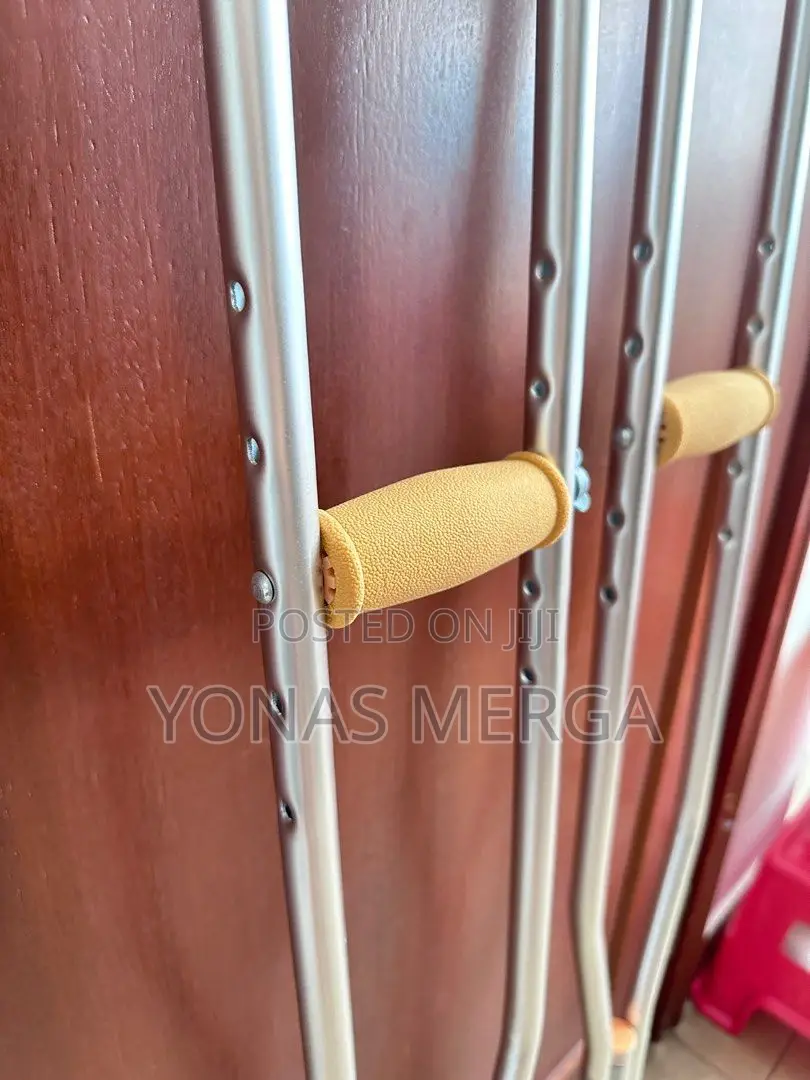 ለሁሉም አመቺ Crunches/ክራንች"Crutches$Crunche=Crutches:Crunche
