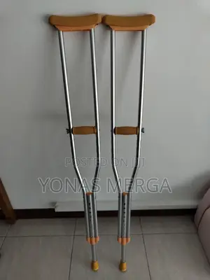 Photo - ባለ ቡሽ፥Crutches:Crunche=Crutches′Crutches:Crutches-Crutches
