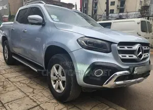 Photo - Mercedes-Benz X Class 2020 Blue